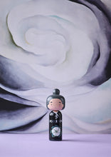 Lade das Bild in den Galerie-Viewer, Kokeshi Doll - Georgia O'Keeffe