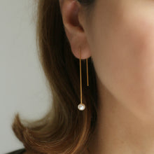 Lade das Bild in den Galerie-Viewer, BOGA - rectangular Wire + sweet water pearl earring