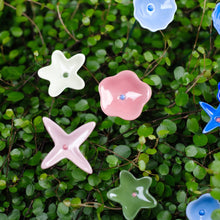 Lade das Bild in den Galerie-Viewer, Ge03 - Wiesenblume bunt groß aus Porzellan