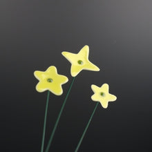 Lade das Bild in den Galerie-Viewer, Ge03 - Wiesenblume bunt klein aus Porzellan