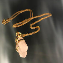 Lade das Bild in den Galerie-Viewer, Cahana - RAW ROSE QUARTZ GOLD-PLATED NECKLACE
