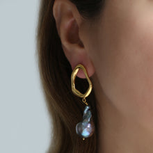 Lade das Bild in den Galerie-Viewer, BOGA - baroque pearl + Oval earring
