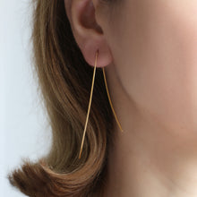 Lade das Bild in den Galerie-Viewer, BOGA - twisted Wire earring
