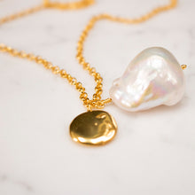 Lade das Bild in den Galerie-Viewer, BOGA - baroque pearl necklace + coin
