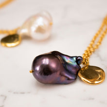 Lade das Bild in den Galerie-Viewer, BOGA - baroque pearl necklace + coin
