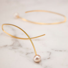 Lade das Bild in den Galerie-Viewer, BOGA - twisted Wire + sweet water pearl earring
