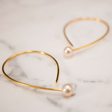 Lade das Bild in den Galerie-Viewer, BOGA - Almond Wire + sweet water pearl earring
