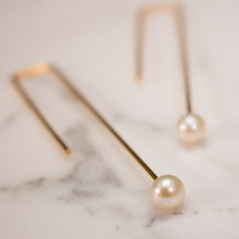 Lade das Bild in den Galerie-Viewer, BOGA - rectangular Wire + sweet water pearl earring

