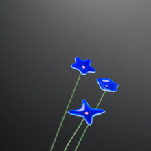 Lade das Bild in den Galerie-Viewer, Ge03 - Wiesenblume bunt klein aus Porzellan
