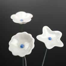 Lade das Bild in den Galerie-Viewer, Ge03 - Wiesenblume weiß groß aus Porzellan
