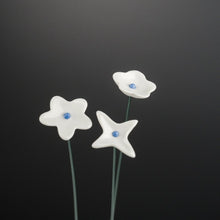 Lade das Bild in den Galerie-Viewer, Ge03 - Wiesenblume weiß klein aus Porzellan
