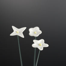 Lade das Bild in den Galerie-Viewer, Ge03 - Wiesenblume weiß klein aus Porzellan
