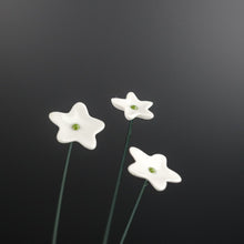 Lade das Bild in den Galerie-Viewer, Ge03 - Wiesenblume weiß klein aus Porzellan
