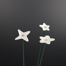 Lade das Bild in den Galerie-Viewer, Ge03 - Wiesenblume weiß klein aus Porzellan
